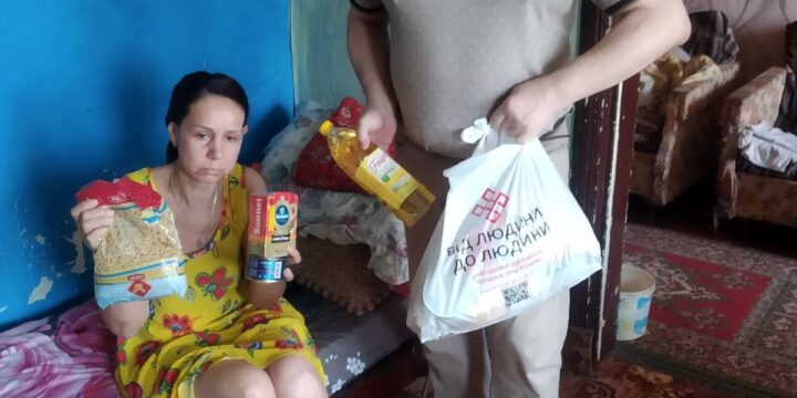 Не зважаючи на постійні обстріли мобільна бригада КНП «ЦПМСД» м. Торецьк продовжує видачу продуктових наборів паліативним хворим Торецької громади