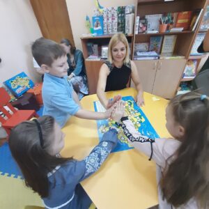 "Обійми привітаннями захисників та захисниць України"