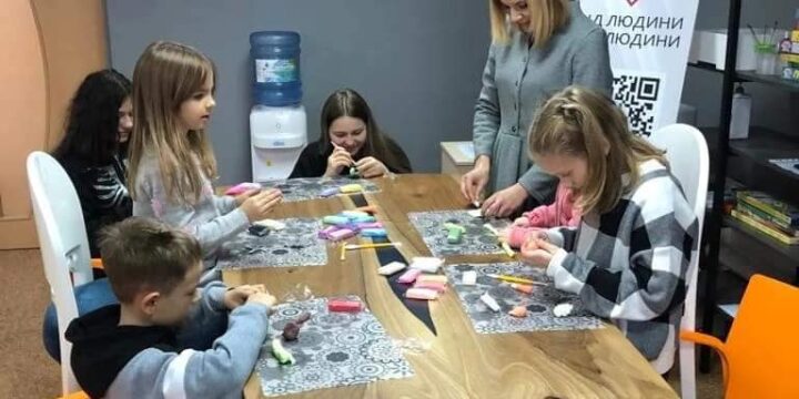 У цей чудовий день діти Торецької громади в теплі та затишку у місті Києві цікаво та корисно провели час за творчою роботою