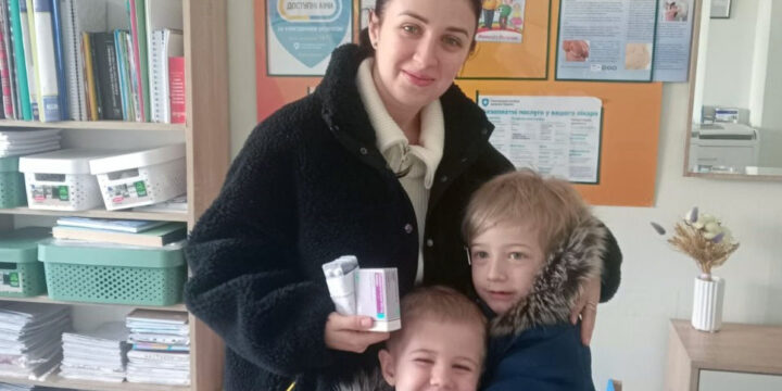 В гуманітарних хабах Торецької громади у місті Дніпро, м. Києві, м. Хмельницький та м. Черкаси надається медична допомога дітям