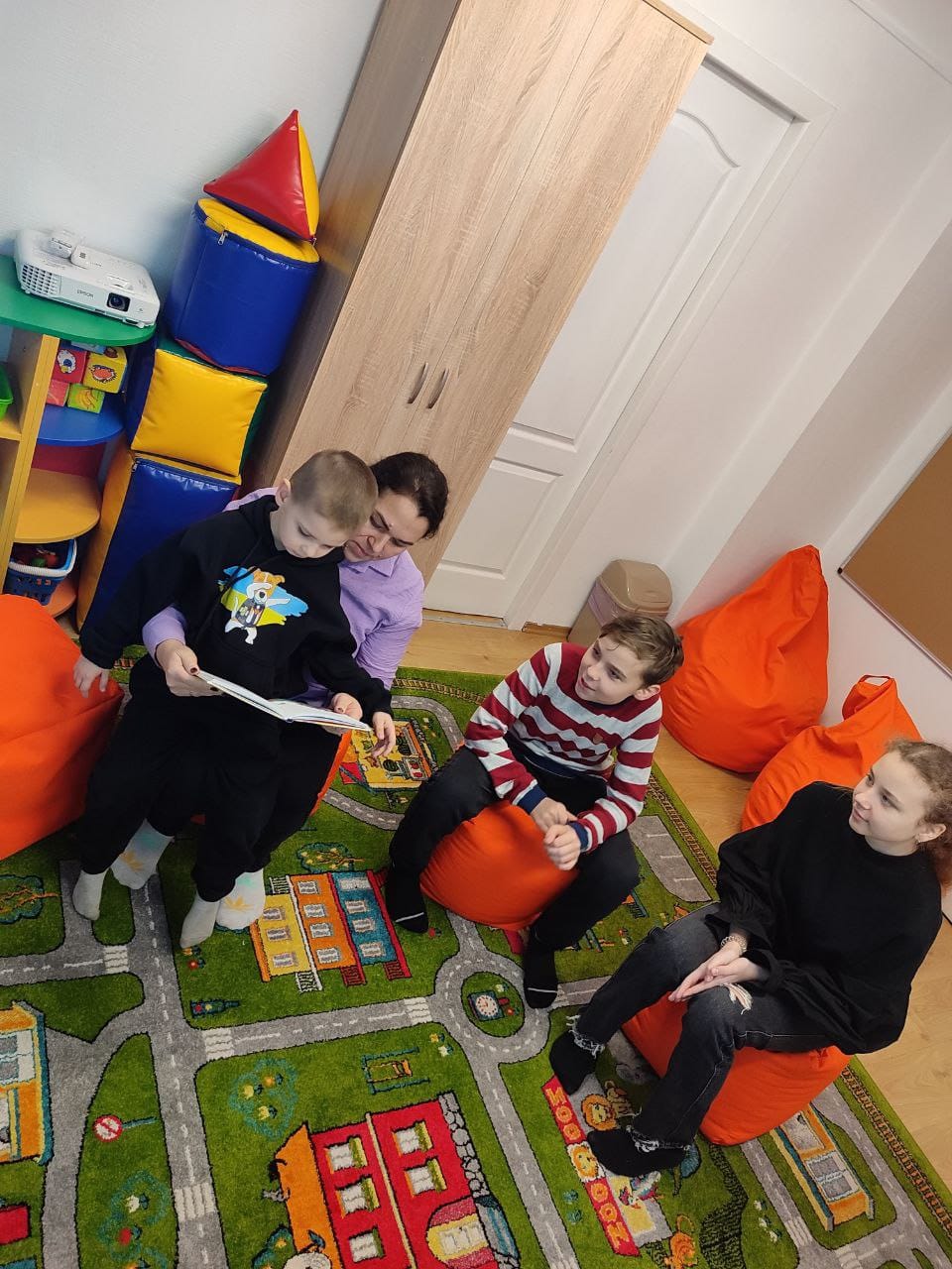 На базі Гуманітарного хабу в м.Дніпро для дітей Торецької громади відбулася творча зустріч