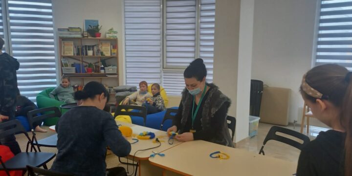 В гуманітарному хабі м. Хмельницький для діточок Торецької громади проведено майстер –клас «З любов’ю до ЗСУ “