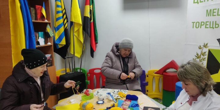 У гуманітарному центрі «З Торецьком у серці» м. Черкаси з нагоди Дня українського добровольця проведено патріотичну годину «Герої нескореної України»