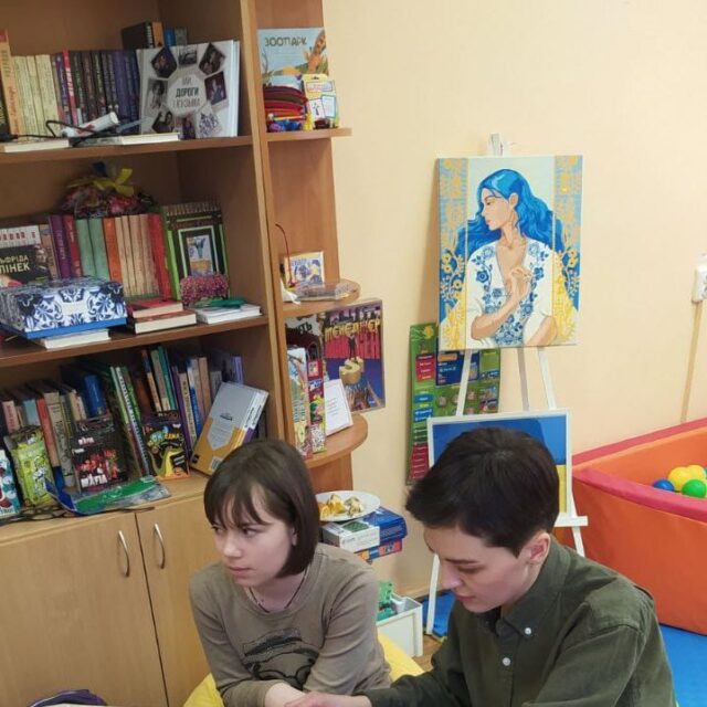 Для дітей був проведений майстер клас з виготовлення штучних квіткових букетиків