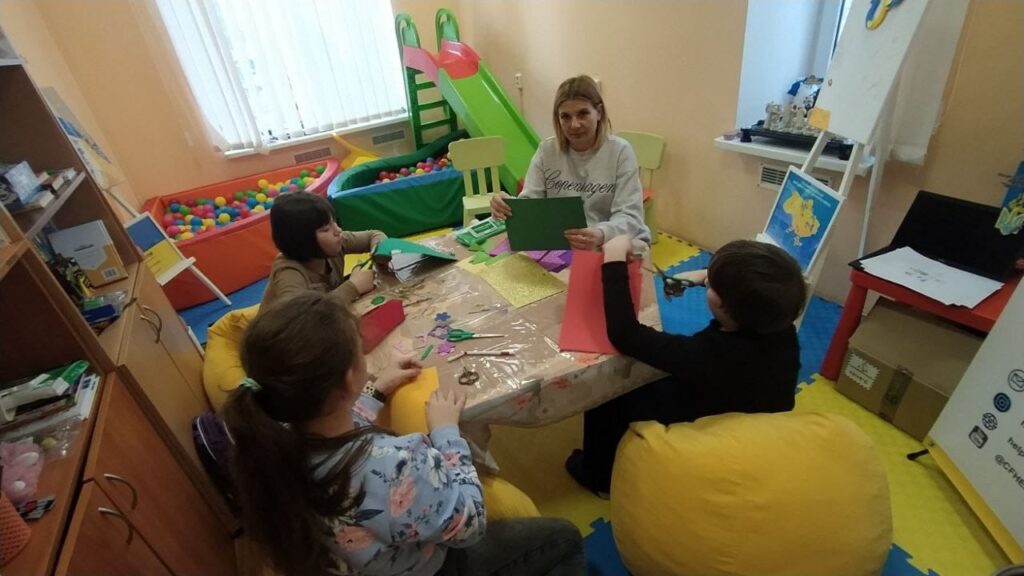 Для дітей був проведений майстер клас з виготовлення штучних квіткових букетиків