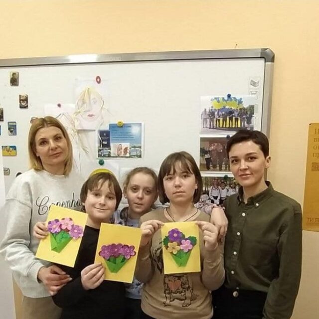 Для дітей був проведений майстер клас з виготовлення штучних квіткових букетиків