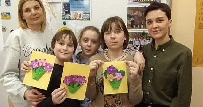 Для дітей був проведений майстер клас з виготовлення штучних квіткових букетиків