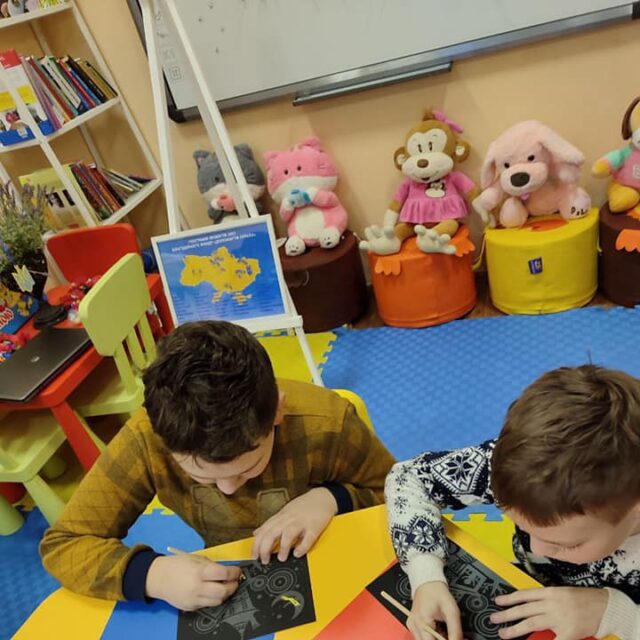 Триває гурткова робота для дітей у дитячому просторі Торецької громади м. Київ