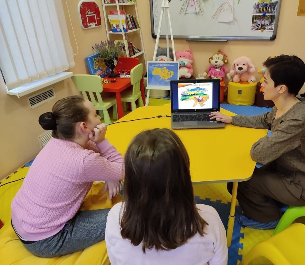 Триває гурткова робота для дітей у дитячому просторі Торецької громади м. Київ